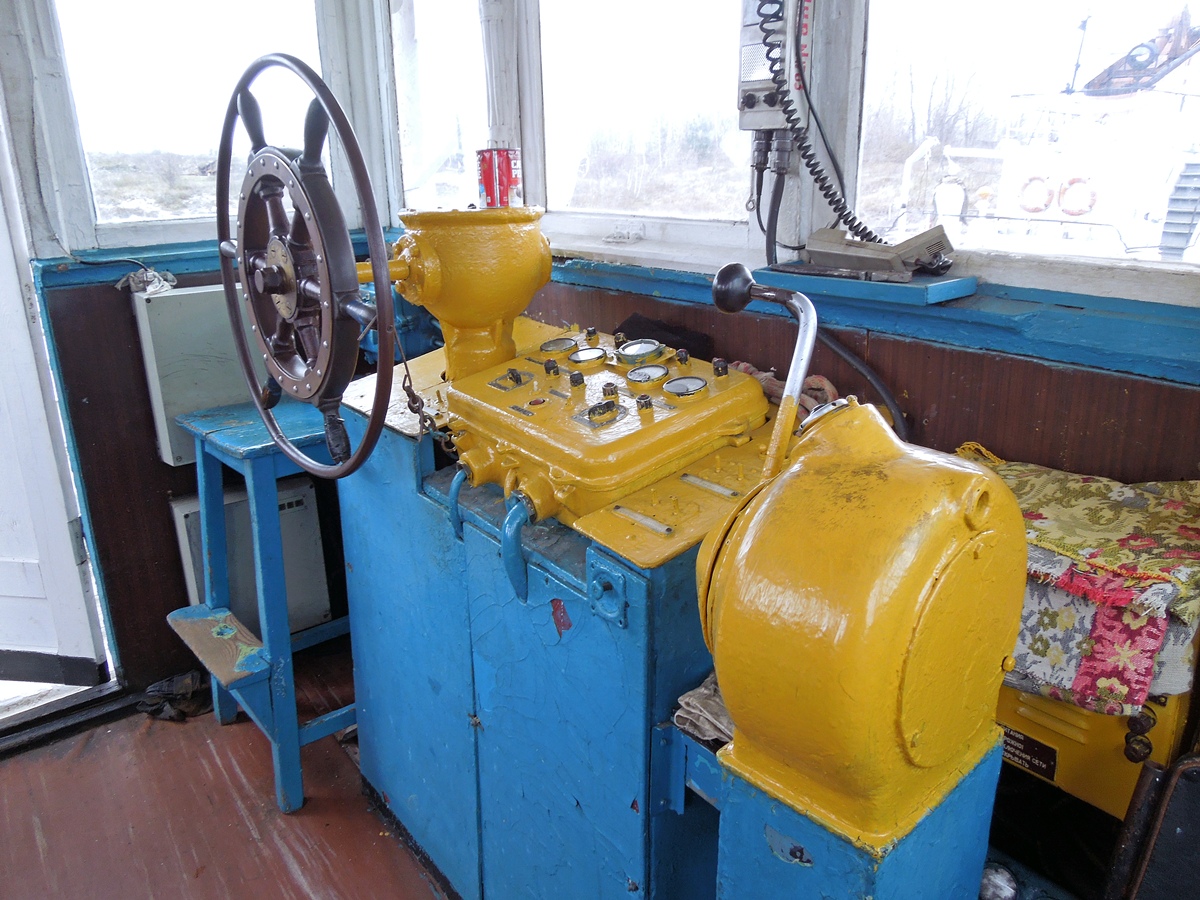 ГНТ-449. Wheelhouses, Control panels