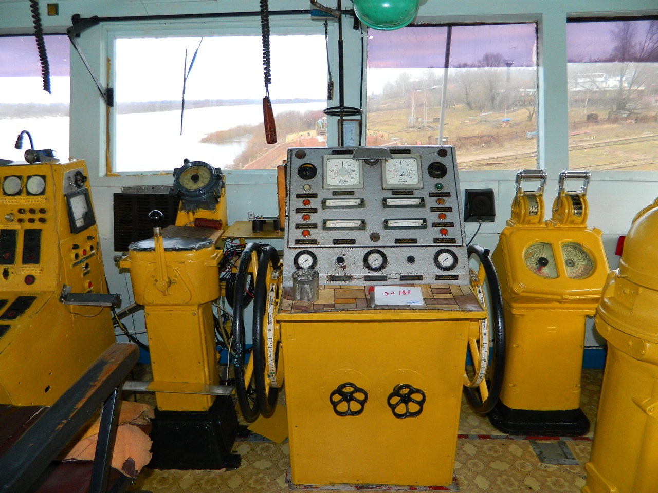 Окский-44. Wheelhouses, Control panels