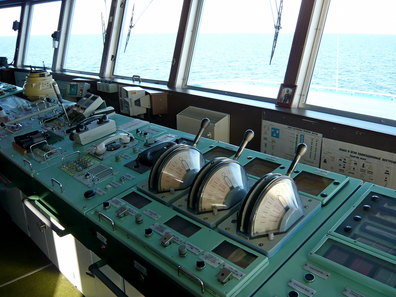 Зiрка Днiпра. Wheelhouses, Control panels