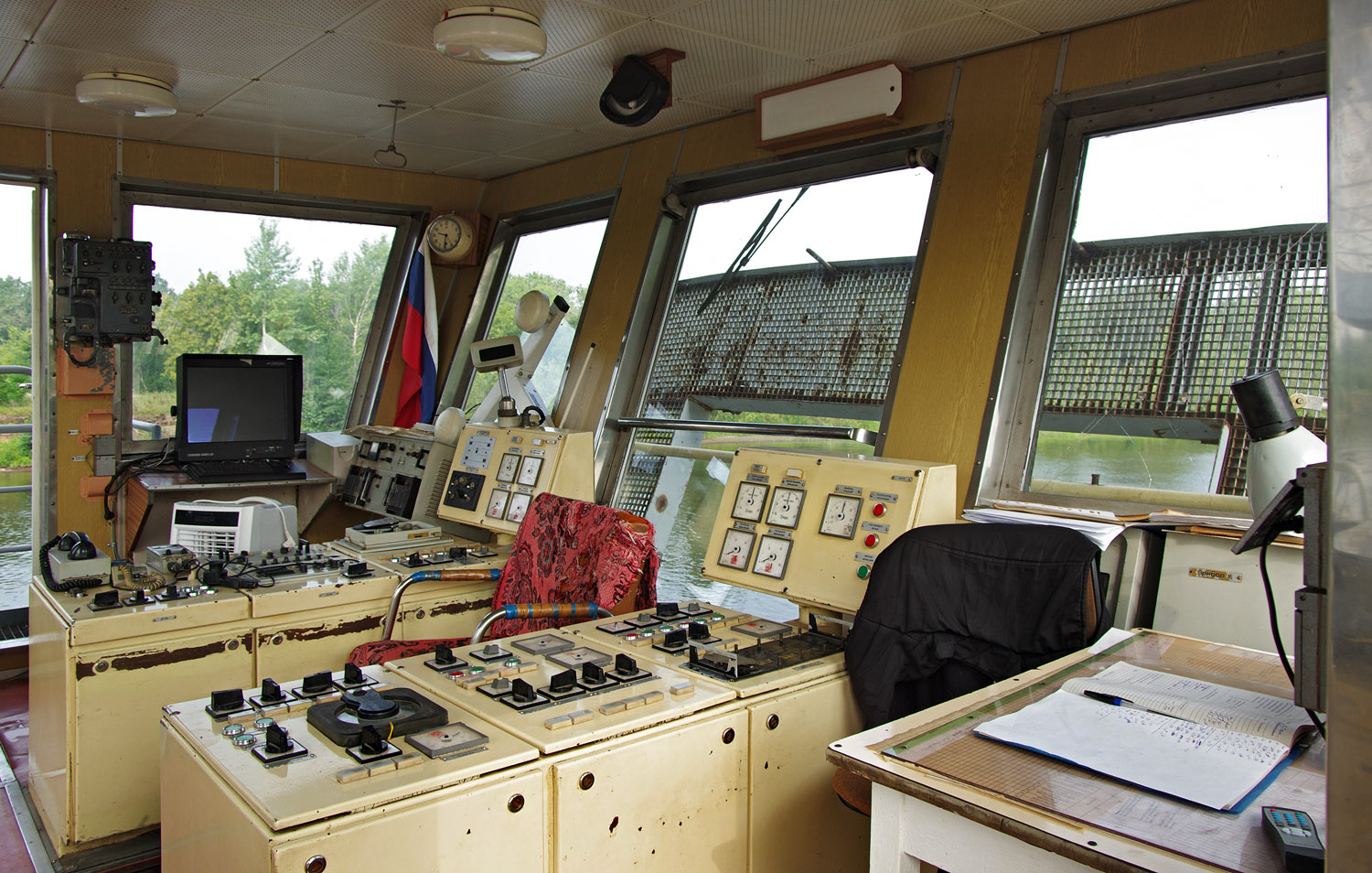 Волжский-212. Wheelhouses, Control panels