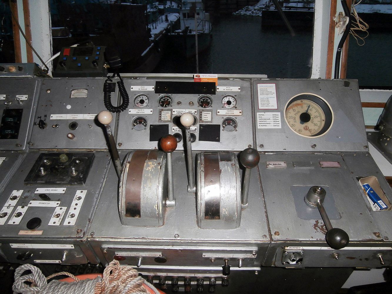 Бест. Wheelhouses, Control panels