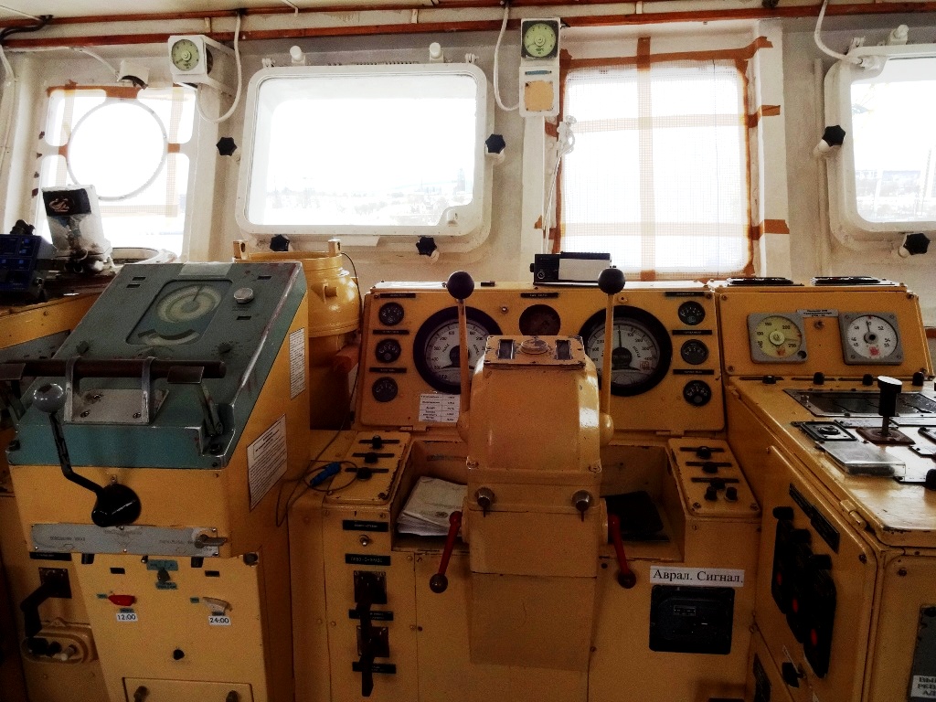 Волгонефть-259. Wheelhouses, Control panels