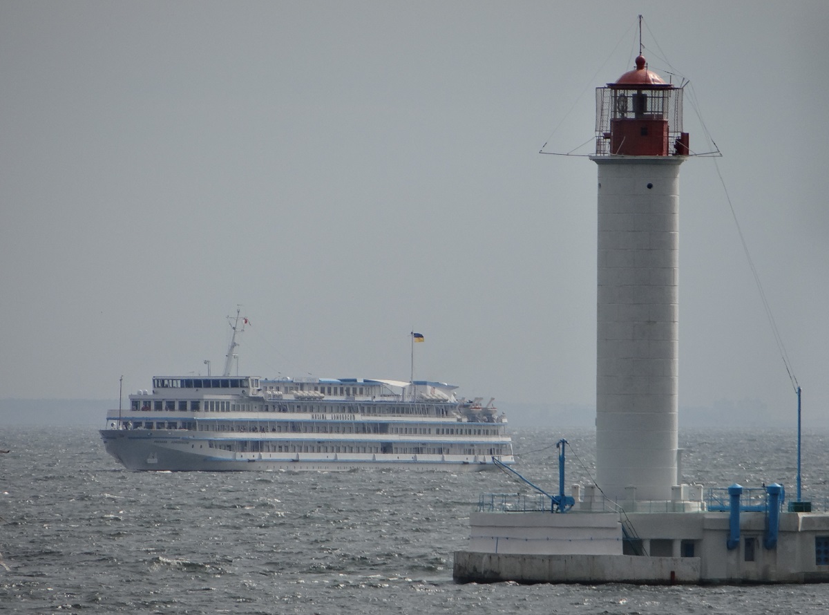 Одесский морской торговый порт, Lighthouses