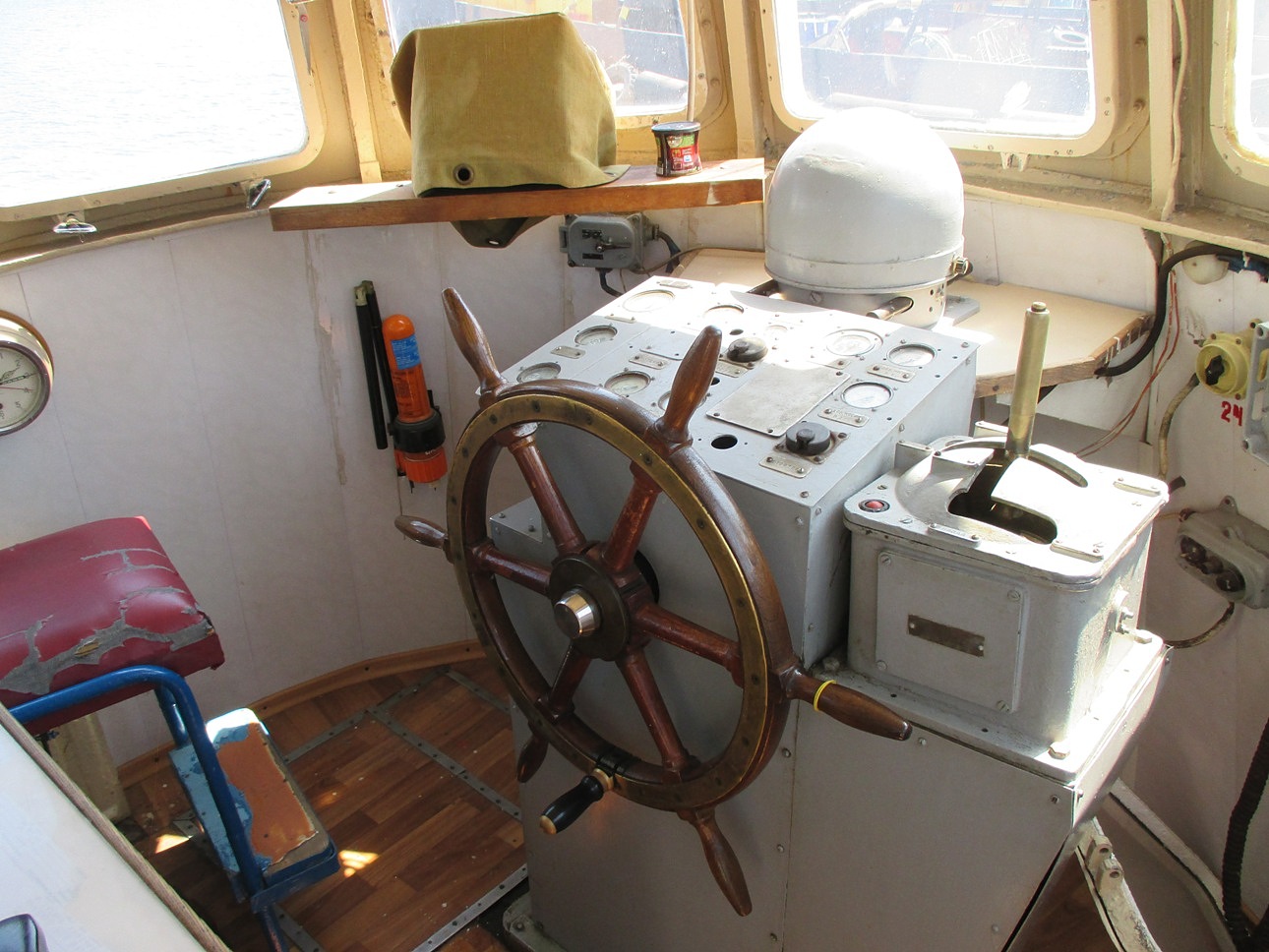 Лоцман. Wheelhouses, Control panels