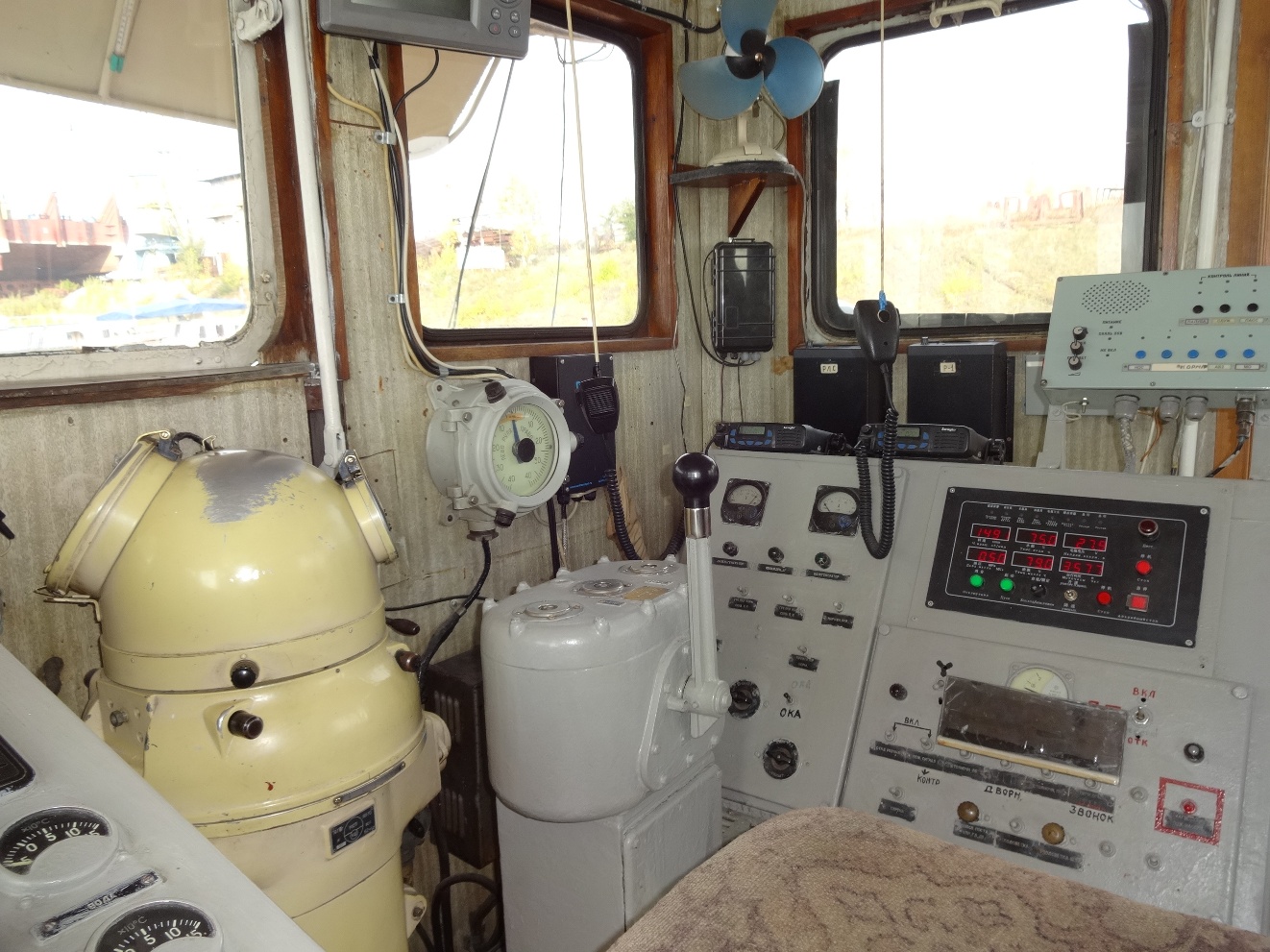 Шлюзовой-97. Wheelhouses, Control panels