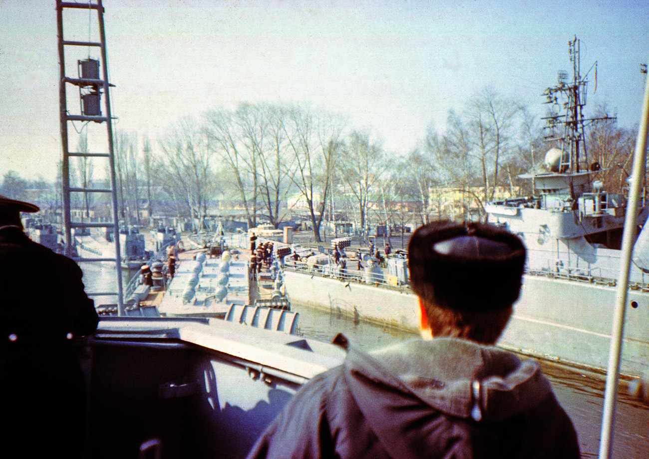 Unidentified ships, View from wheelhouses and bridge wings