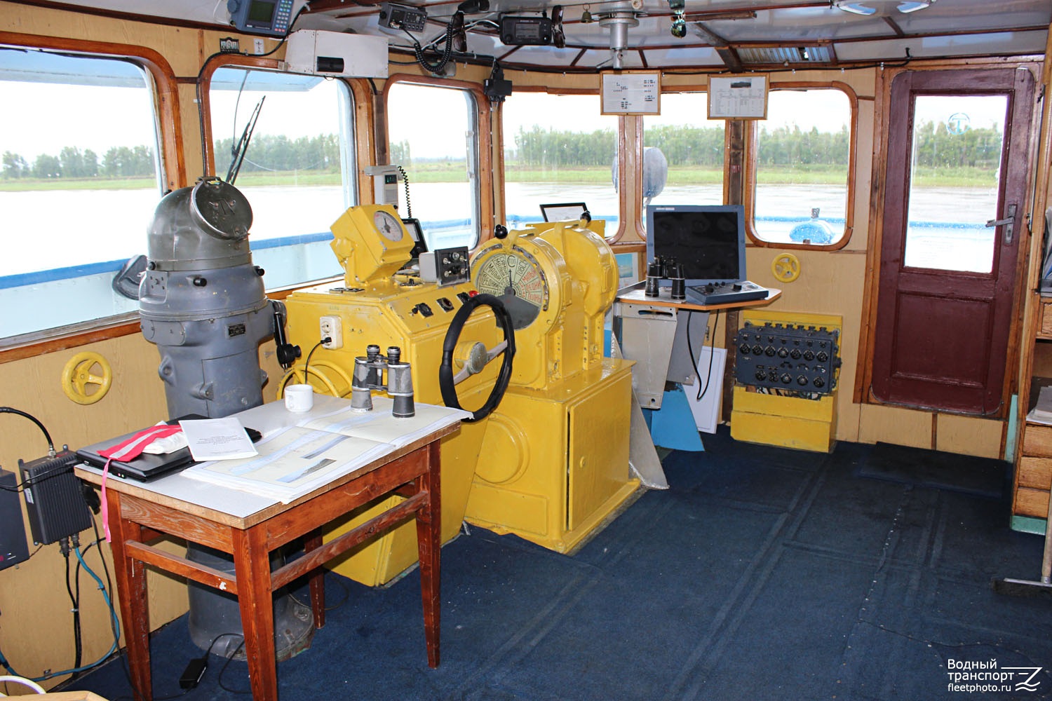 Салават Юлаев. Wheelhouses, Control panels