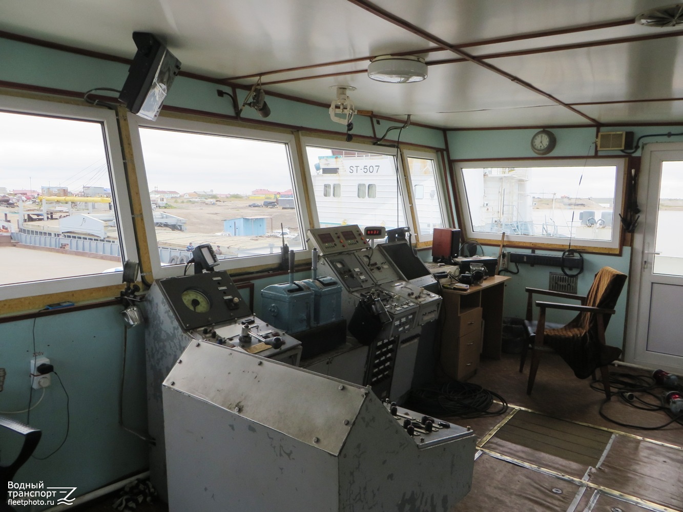 СТ-57. Wheelhouses, Control panels