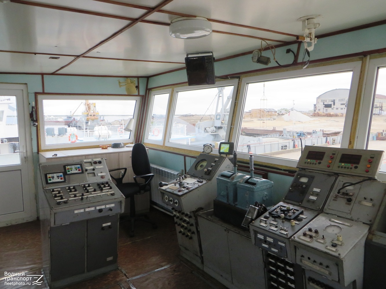 СТ-57. Wheelhouses, Control panels