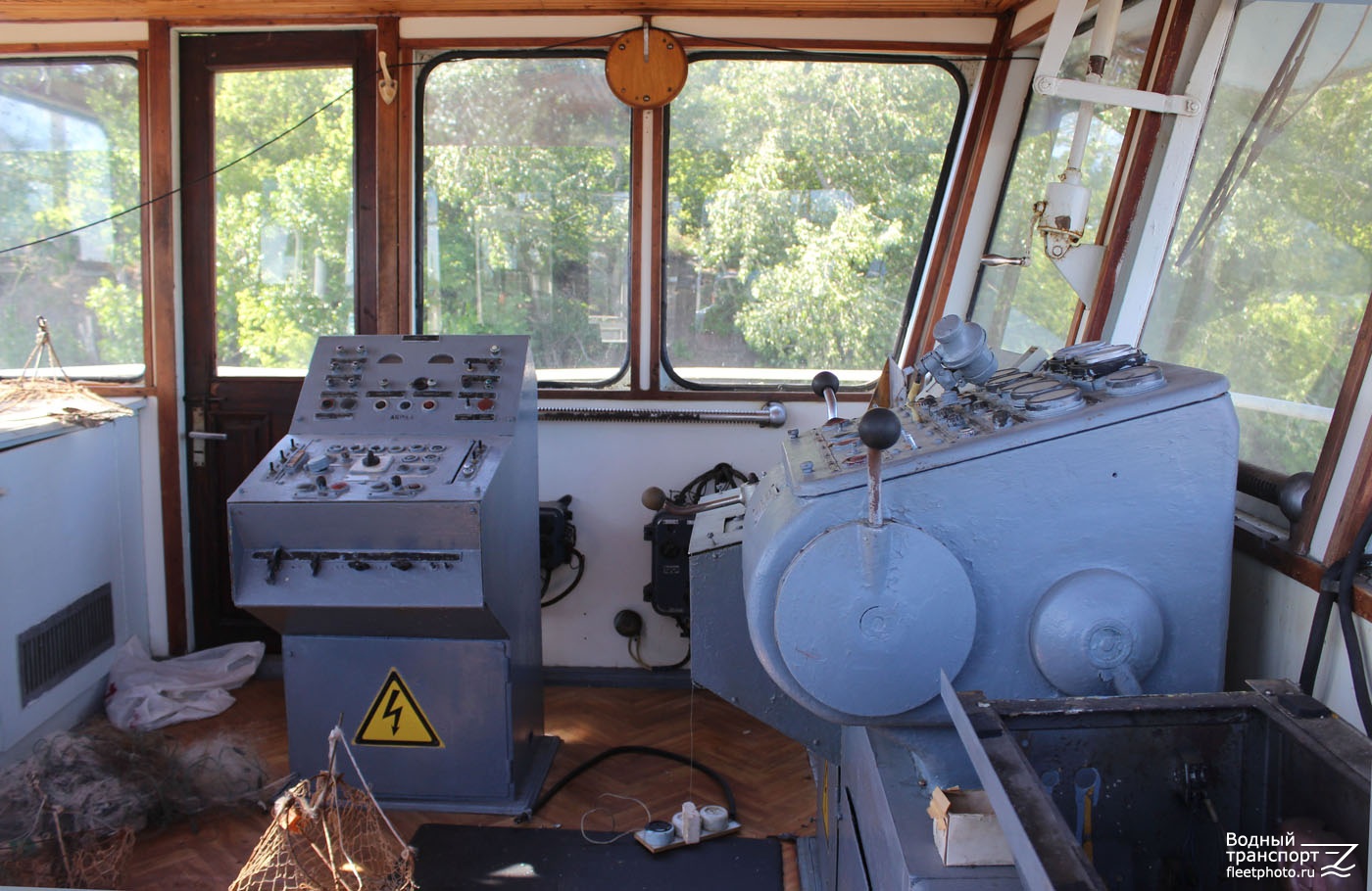 РТ-327. Wheelhouses, Control panels