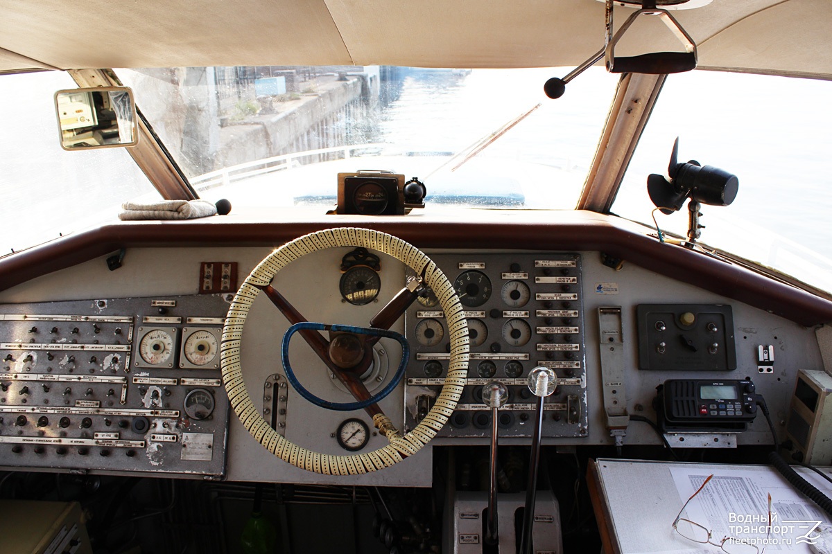 Восход-74. Wheelhouses, Control panels