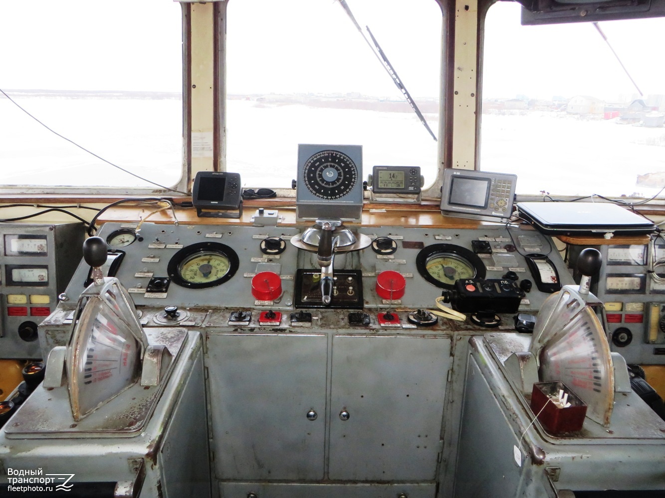 Атаман Ермак. Wheelhouses, Control panels