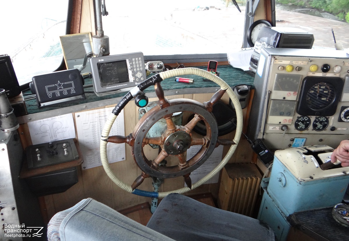 Надежда. Wheelhouses, Control panels