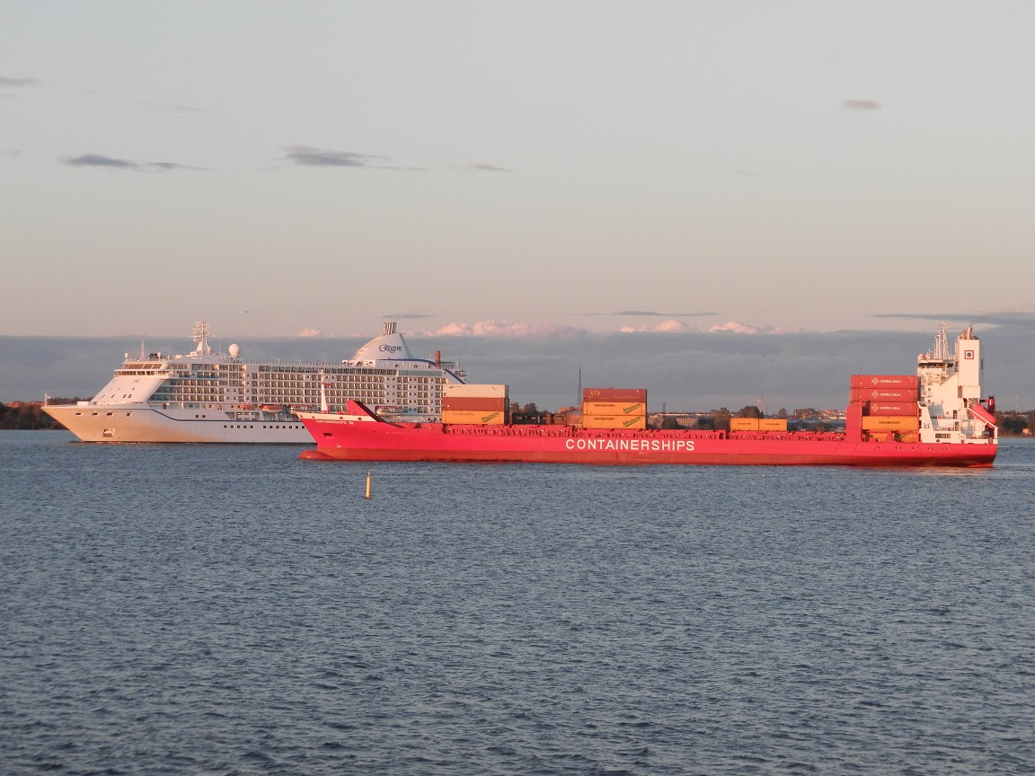 Seven Seas Voyager, Containerships VI