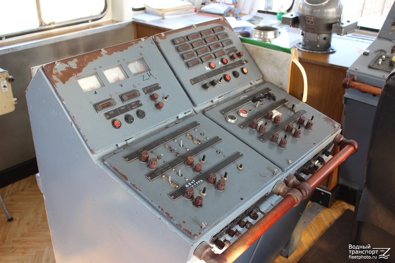 Московский-14. Wheelhouses, Control panels