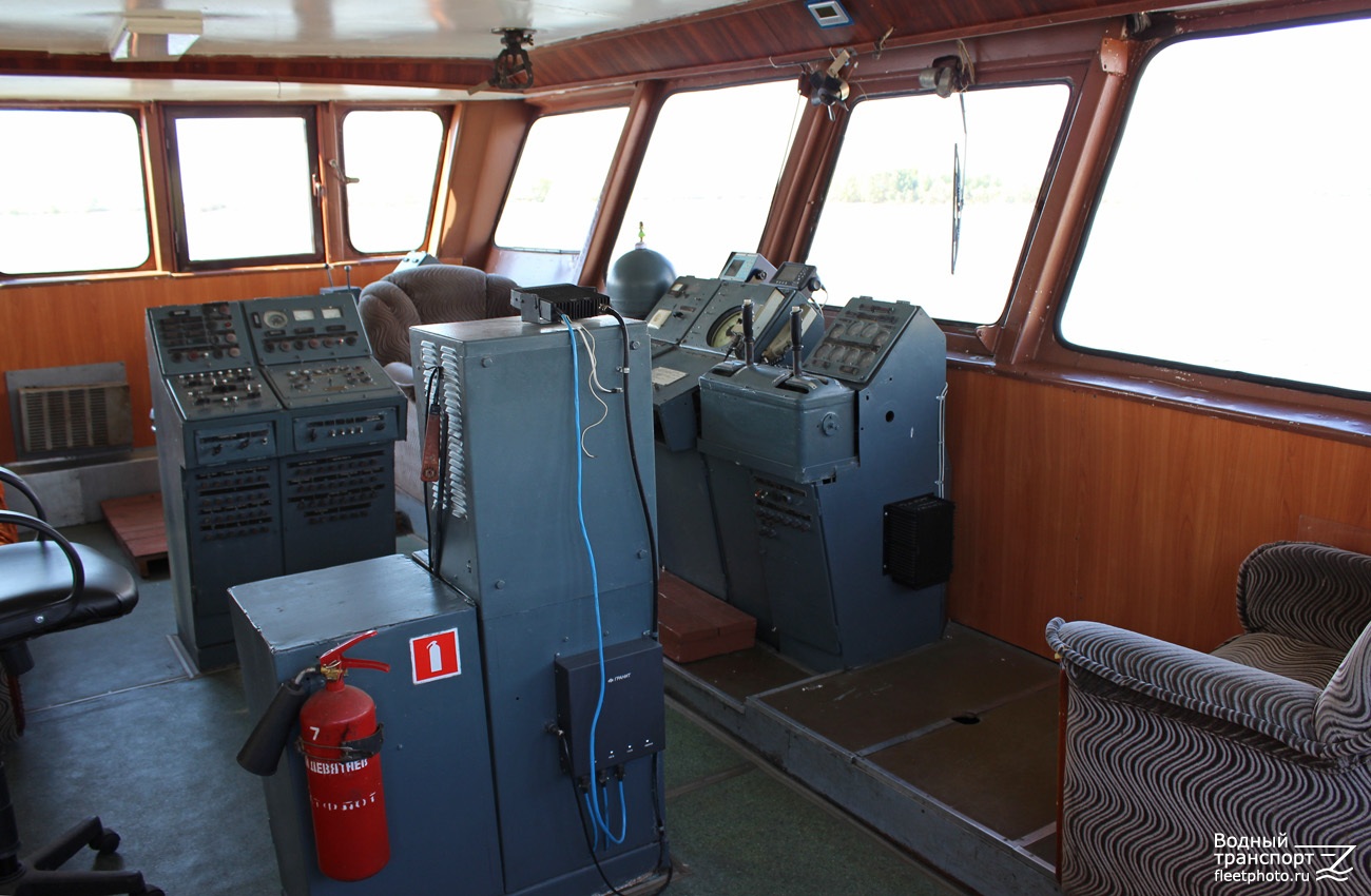 Герой Девятаев. Wheelhouses, Control panels