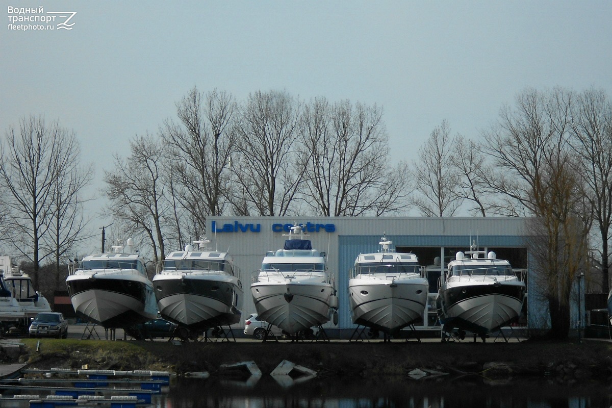 Неопознанное судно - тип Princess, Неопознанное судно - тип Fairline. Латвия