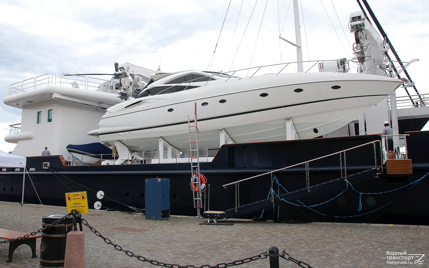 Неопознанное судно - тип Sunseeker, Le Grand Bleu. Шлюпки и катера