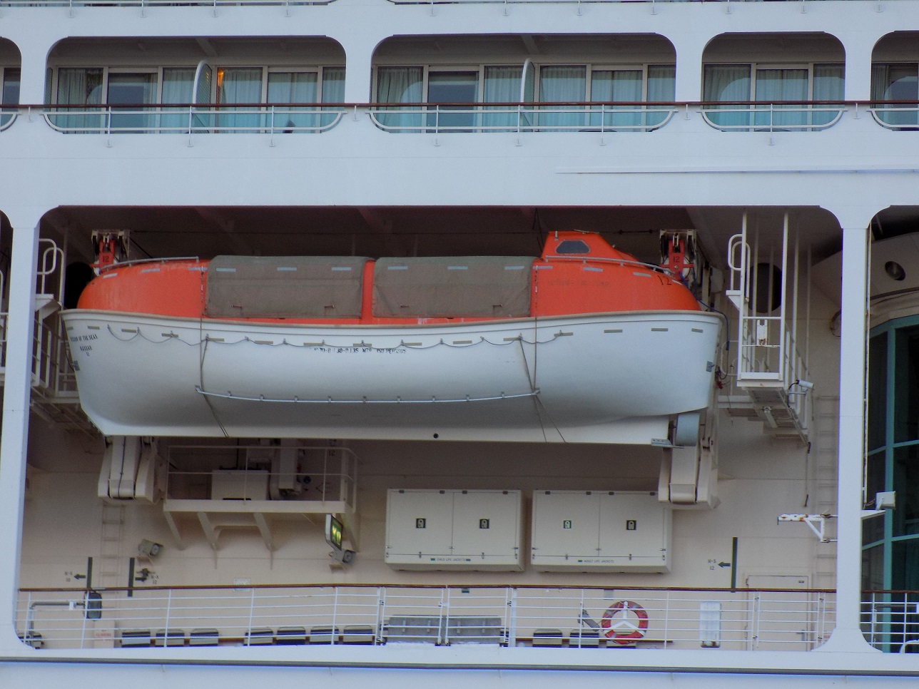 Vision of the Seas. Lifeboats