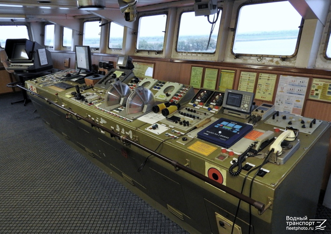 Сормовский-3066. Wheelhouses, Control panels