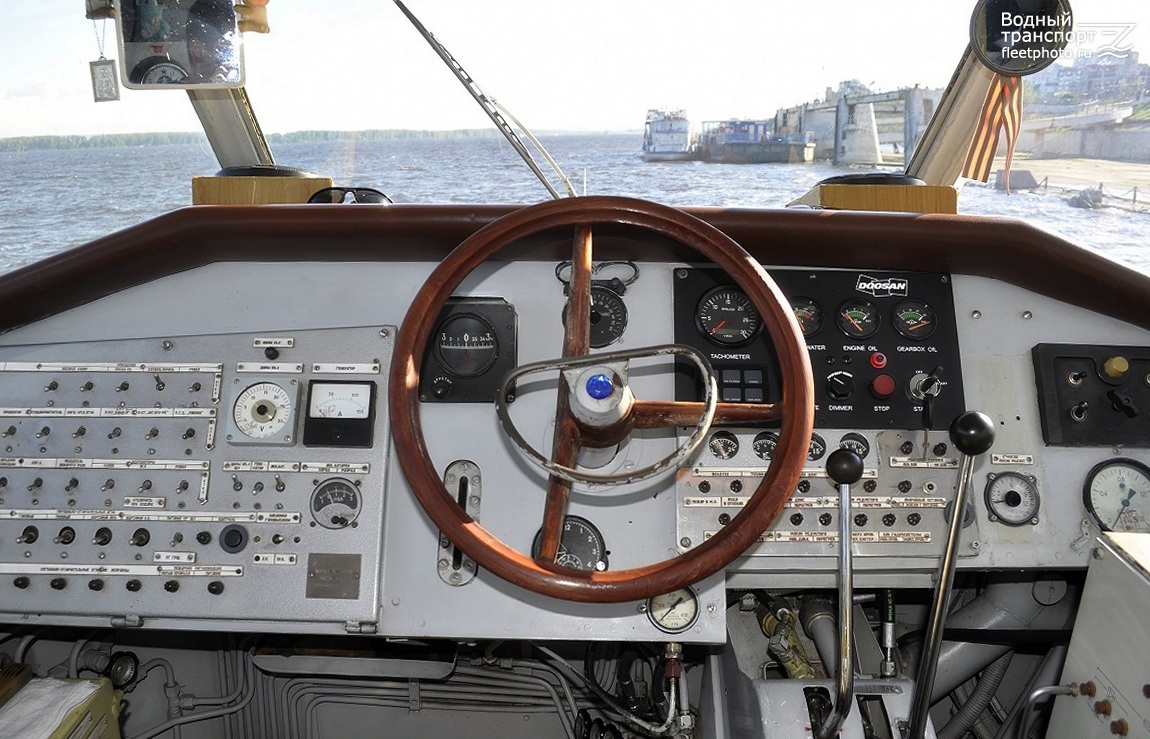 Восход-08. Wheelhouses, Control panels