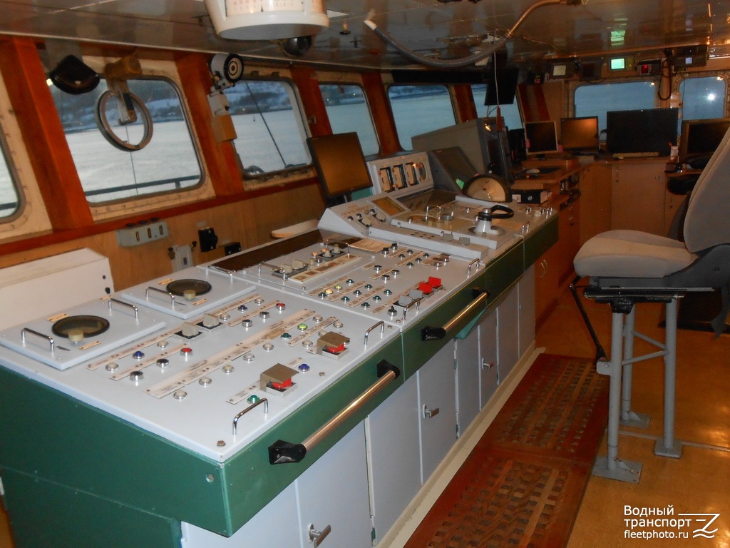 Янтарный. Wheelhouses, Control panels