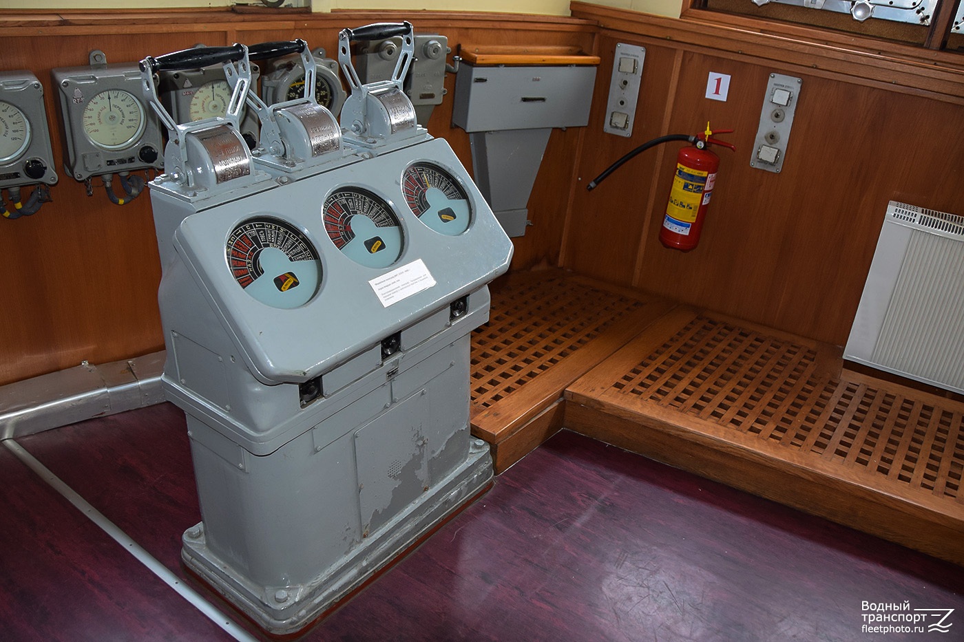 Красин. Wheelhouses, Control panels