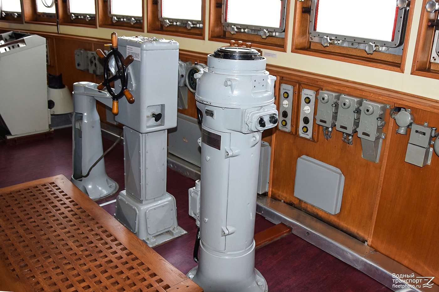 Красин. Wheelhouses, Control panels