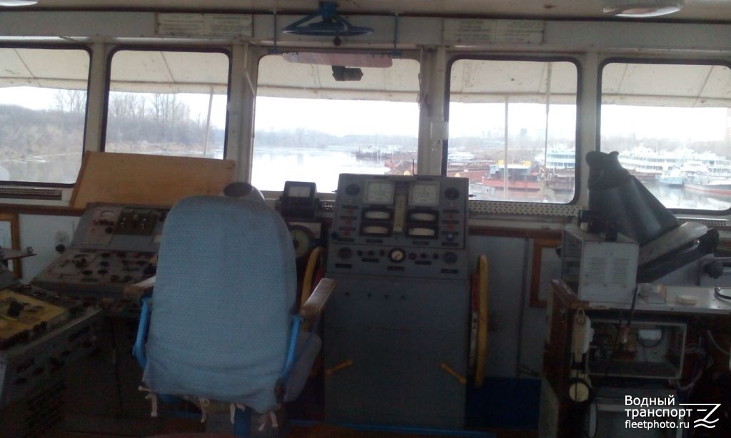 Окский-71. Wheelhouses, Control panels