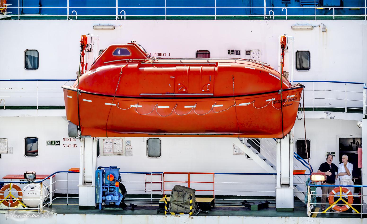 Eurocargo Valencia. Lifeboats