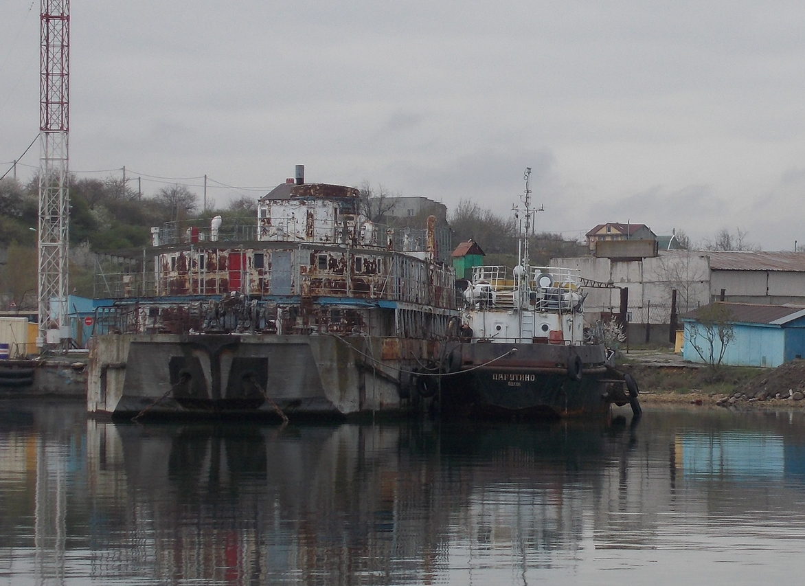 Парутино. Unidentified ships