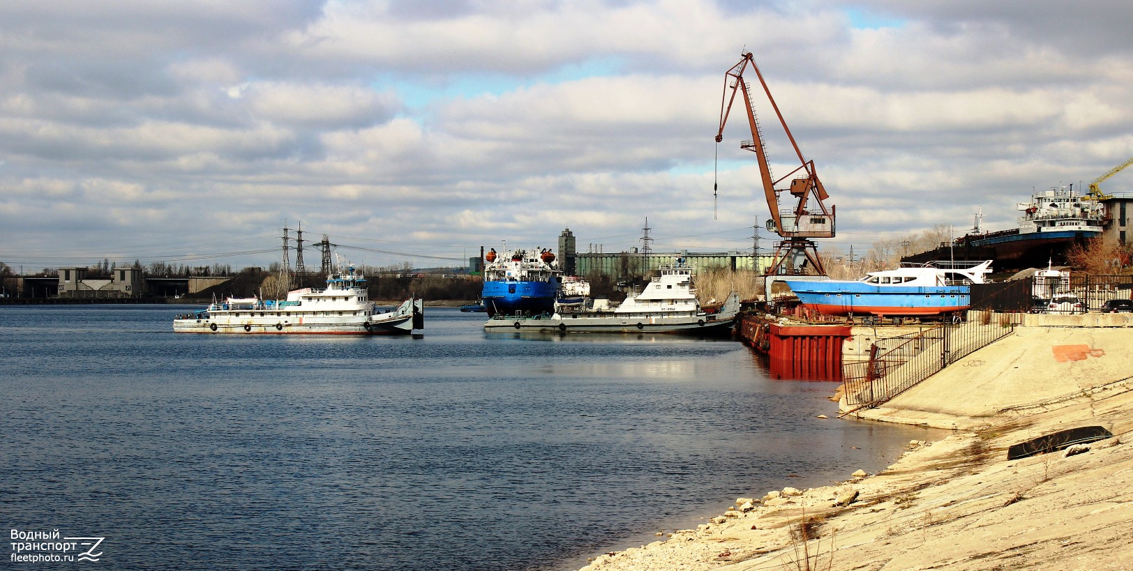 Дунайский-22, Волгонефть-121, ОТ-2062. Unidentified ships