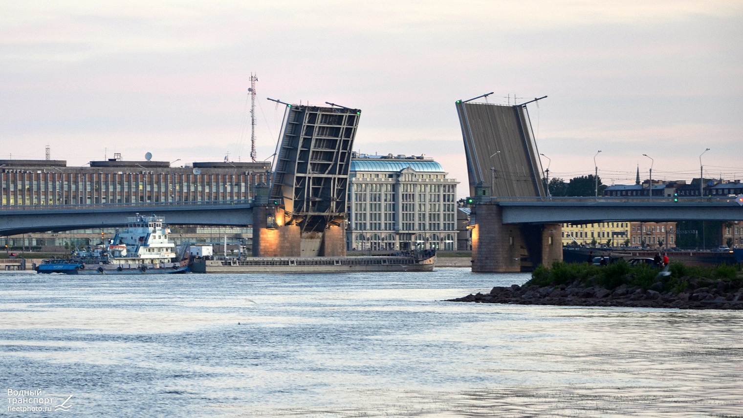 ОТ-2113, СФС-444. Санкт-Петербург, Neva River