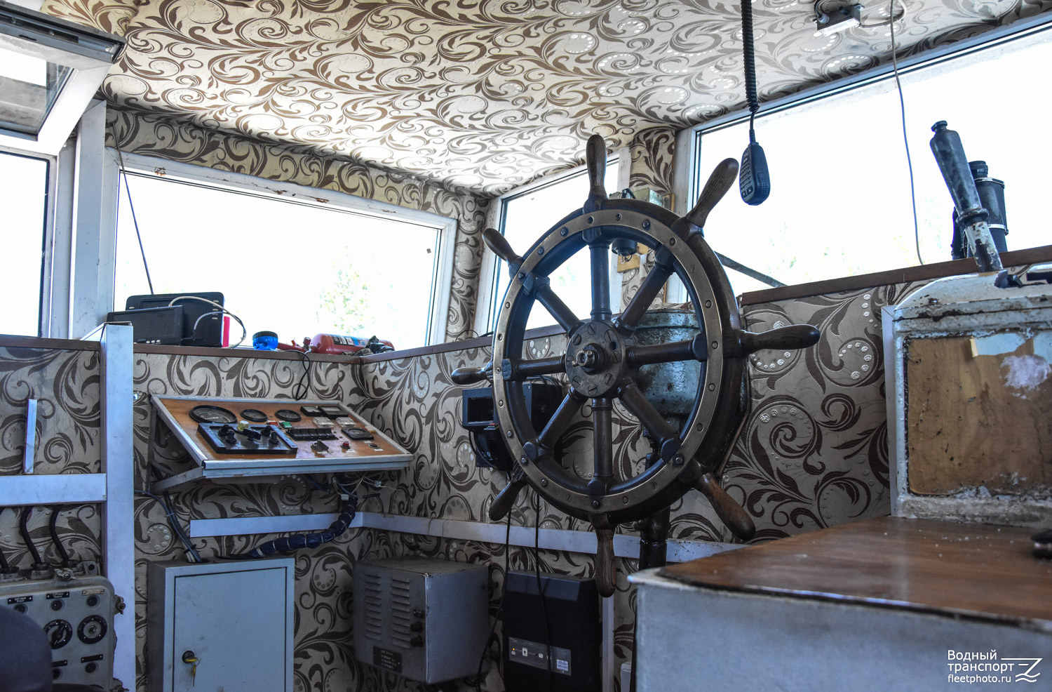 Шустрый. Wheelhouses, Control panels