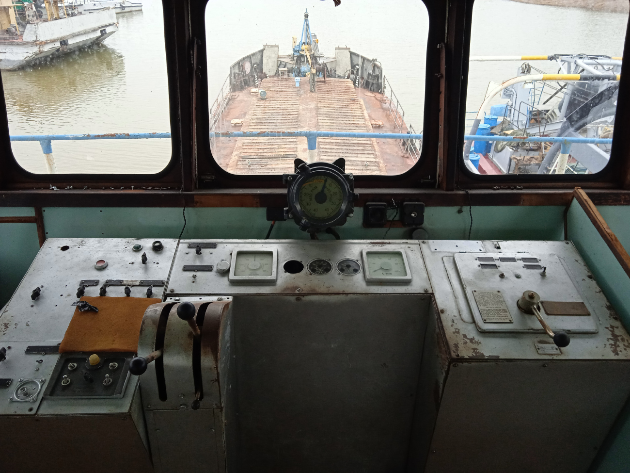 Утёс. Wheelhouses, Control panels