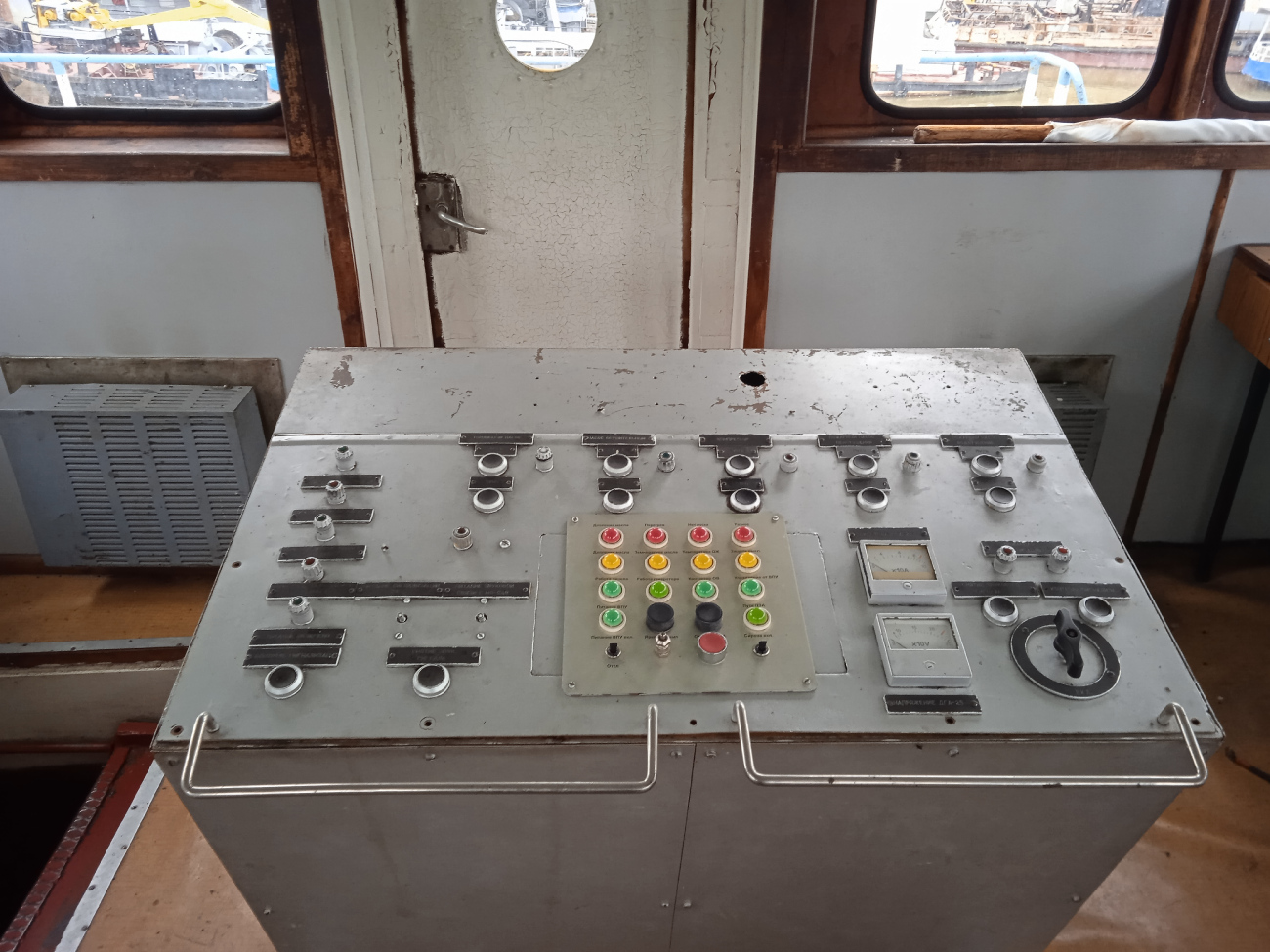 Утёс. Wheelhouses, Control panels