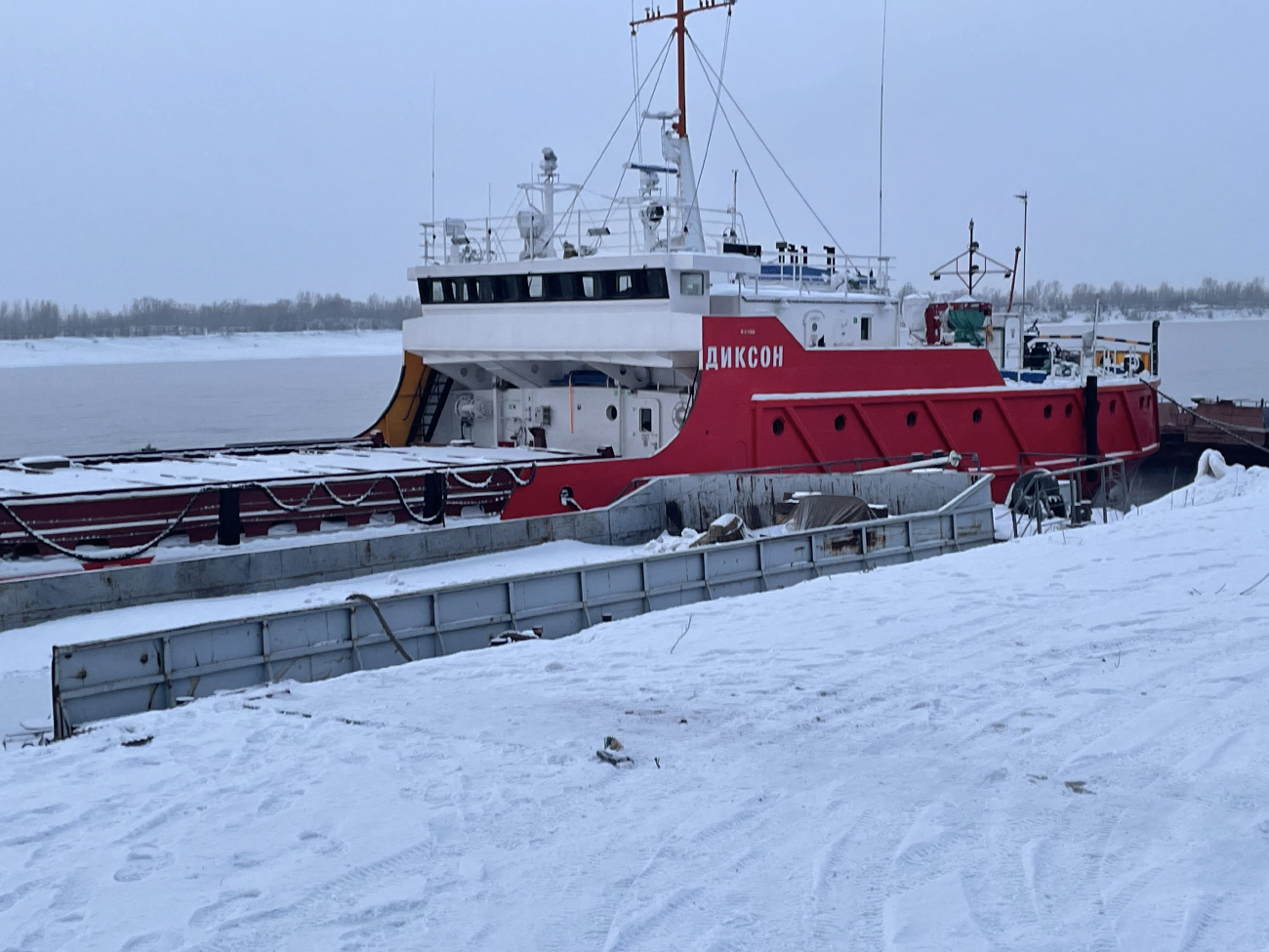 Диксон. Vessel superstructures