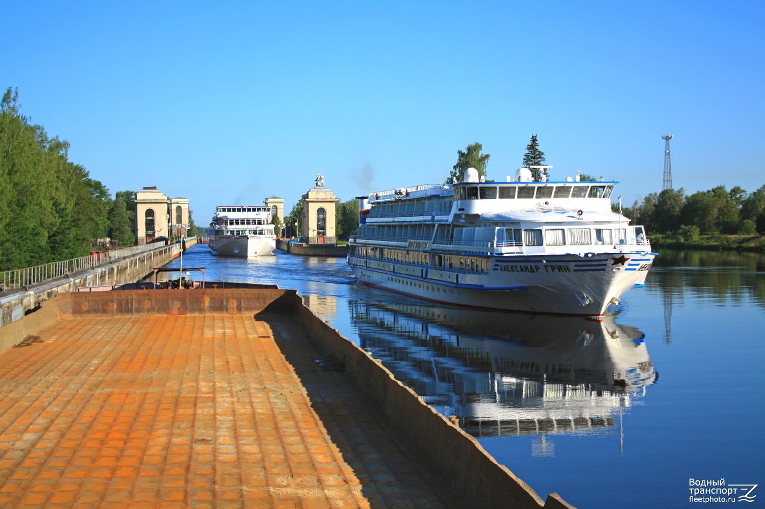 7105, Константин Симонов, Александр Грин. View from wheelhouses and bridge wings