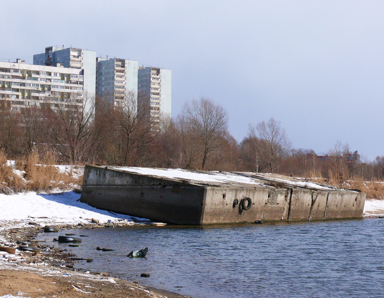 Неопознанный понтон. Московский бассейн