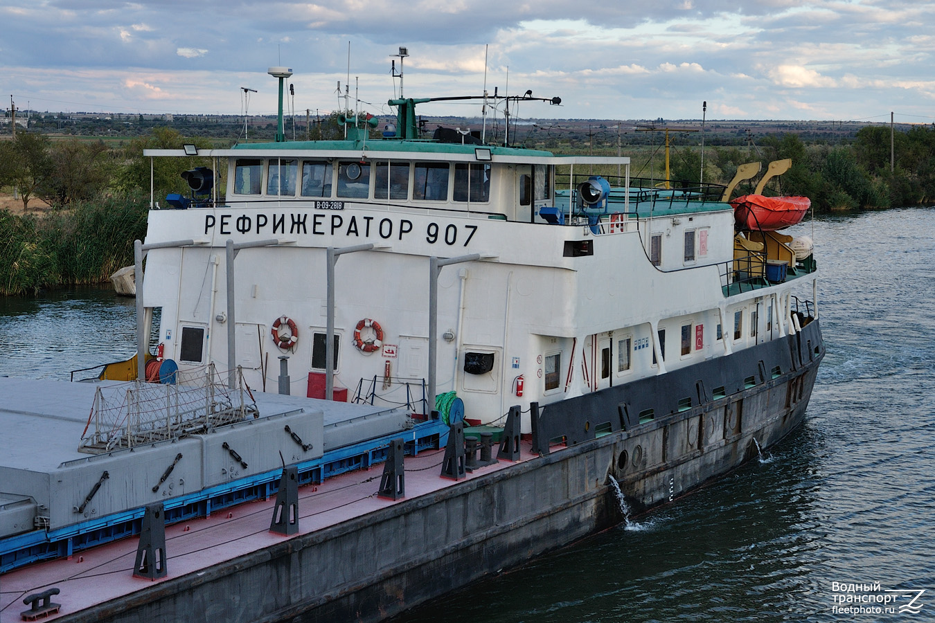 Рефрижератор-907. Vessel superstructures