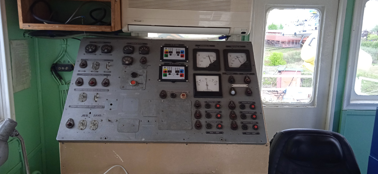 Иртышский-727. Wheelhouses, Control panels