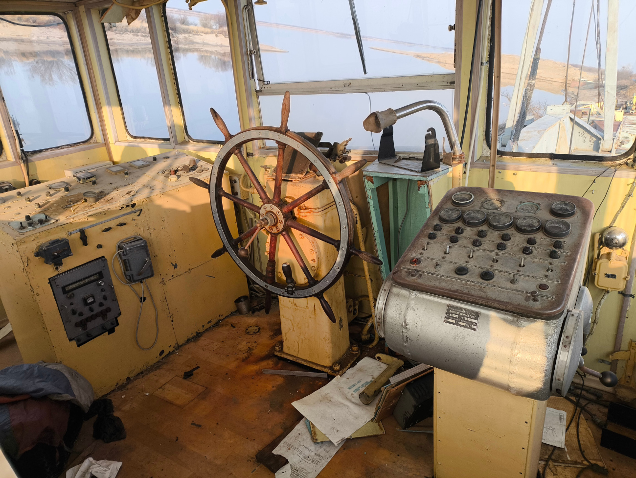 СТ-306. Wheelhouses, Control panels